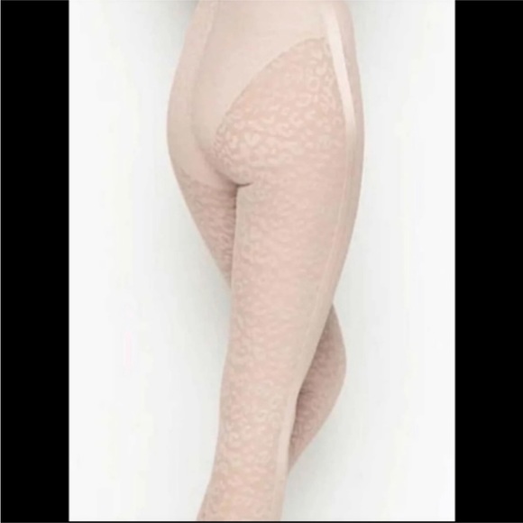 Victoria’s Secret performance mesh tight. - Picture 2 of 4